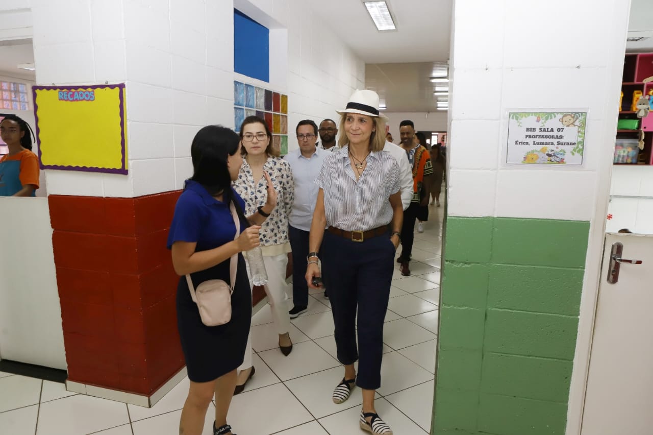 Infanta Elena De Borbón, membro da família real espanhola, visita projeto Comunidade em Movimento