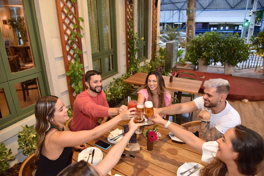 Cabana Del Primo oferece happy hour diário com promoções de bebidas e petiscos