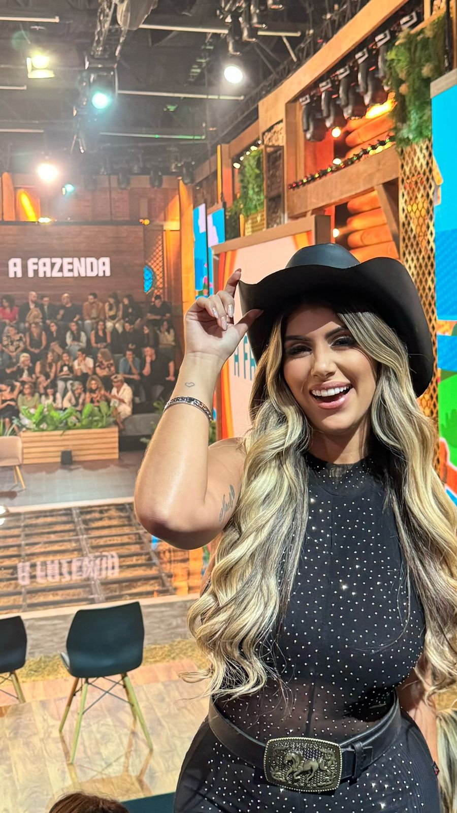 Wendy Dantas prestigia a final do reality “A Fazenda”, da Rede Record de TV