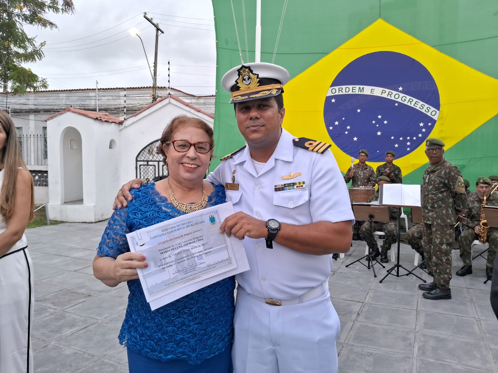 A Presidente do Grupo Literário Alagoano, Lenita Amorim, é homenageada com o título de “Tripulante Honorário” pela Capitania dos Portos de Alagoas e Marinha do Brasil