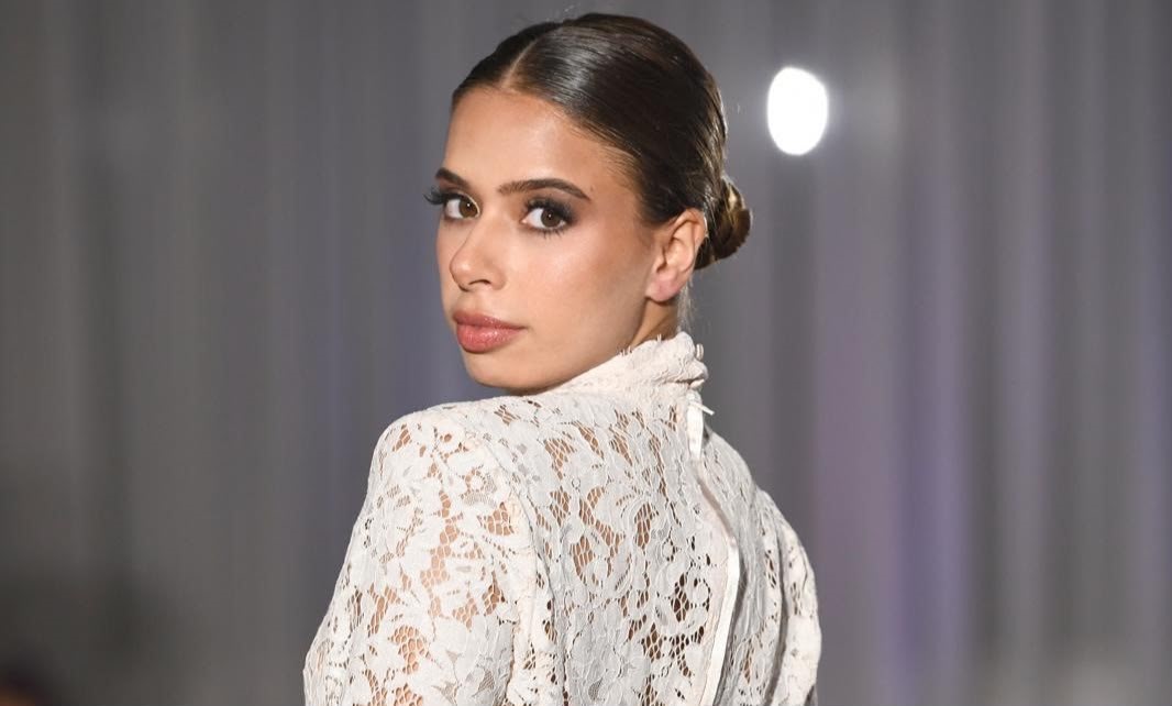 Emilia Pedersen abre evento em Miami com interpretação do hino nacional