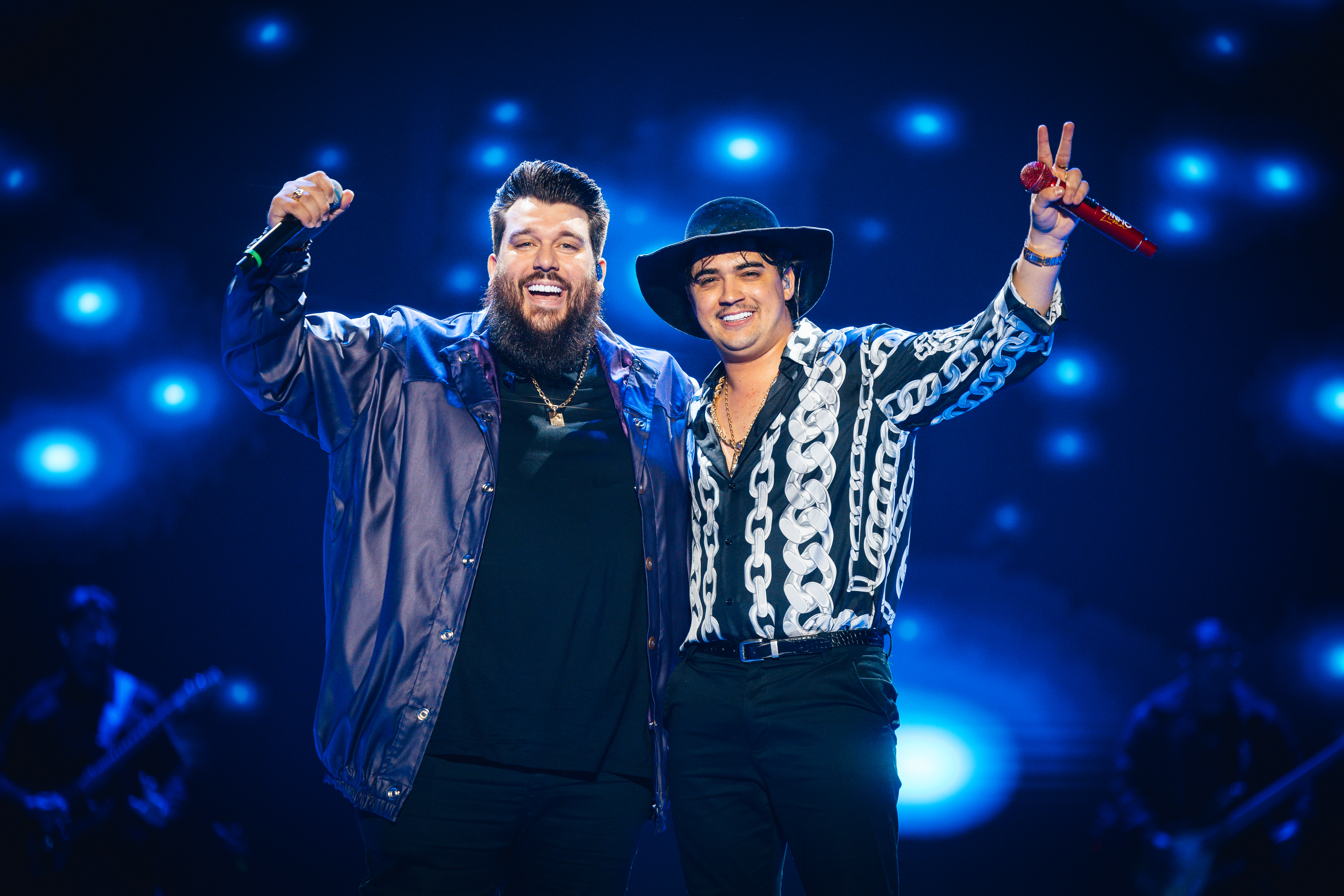 Natanzinho Lima e Panda unem brega e sertanejo em “Buzina”